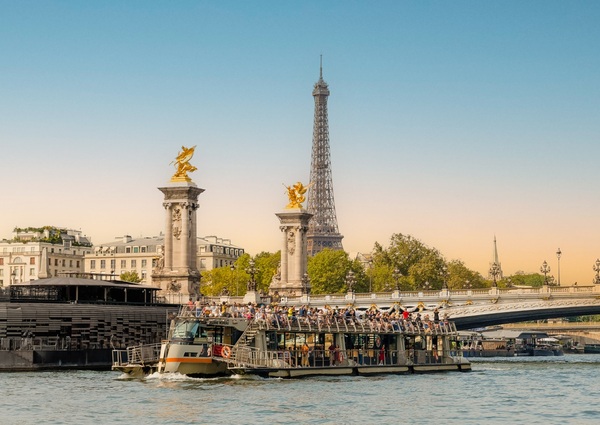 Eiffel Tower district tour